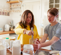 friends-baking-Newsletter (210 × 187 px)